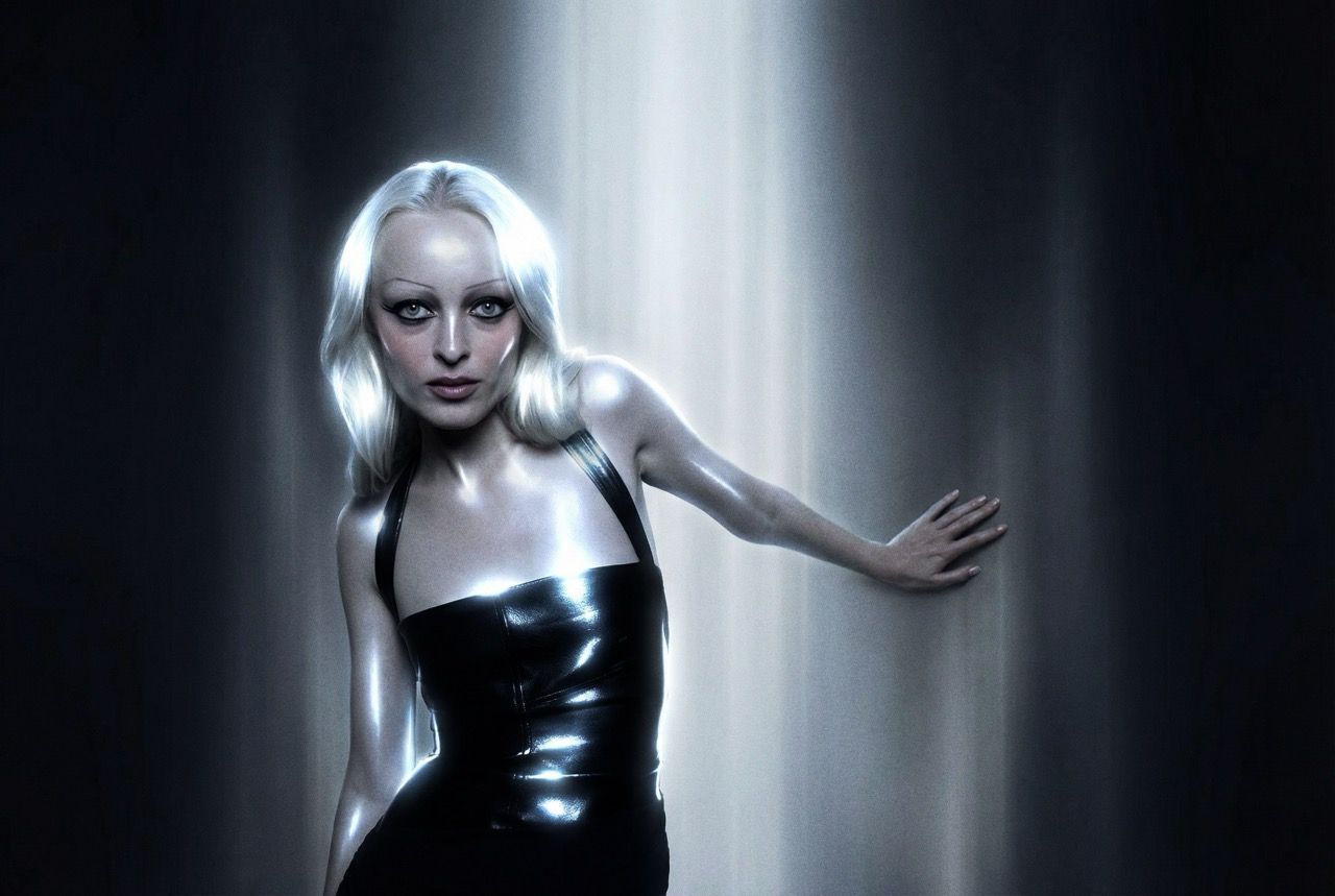 Лиза в платье VAMPIRE DIARIES